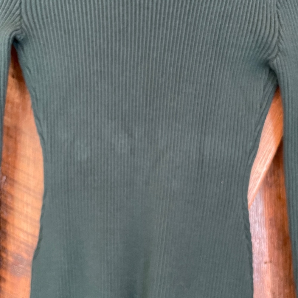 Abercrombie &
Fitch Size Small Kelly Green Ribbed V-Neck Long
Sleeve Bodysuit - Picture 7 of 7